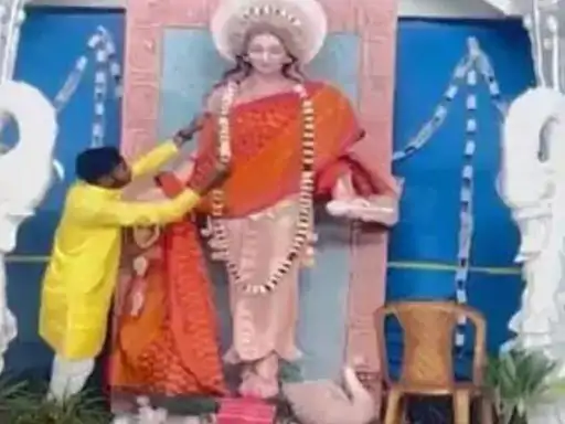 कॉलेज में देवी सरस्वती की प्रतिमा पर विवाद:छात्रों ने बिना साड़ी वाली मूर्ति लगाई; ABVP-बजरंग दल ने अश्लीलता फैलाने का आरोप लगाया