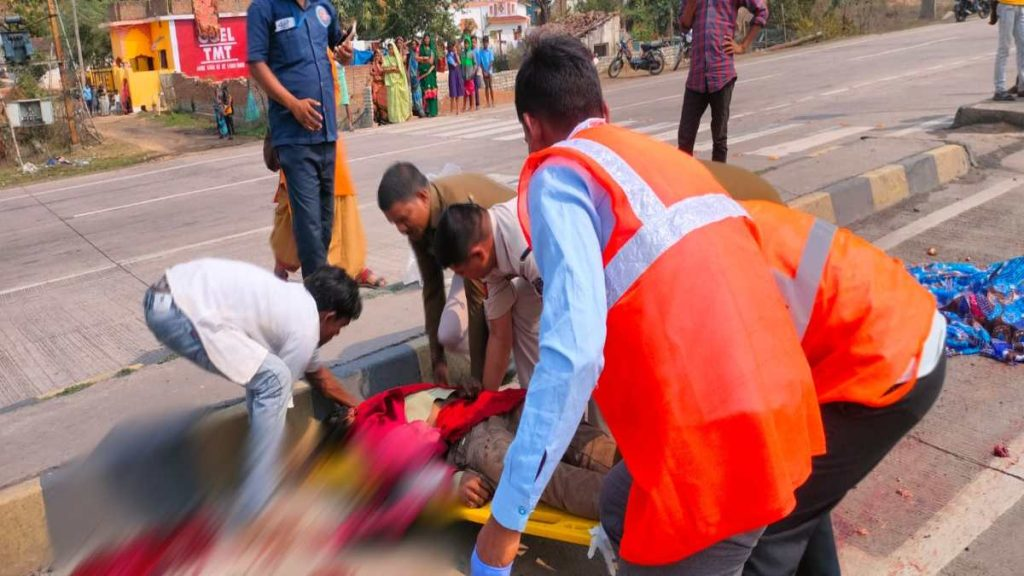भारी वाहन की टक्कर से बाइक सवार दो लोगों की मौत