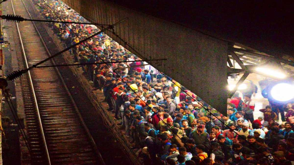 रेलवे स्टेशन पर परीक्षार्थियों की भारी भीड़, राहुल गांधी बोले- डबल इंजन सरकार मतलब बेरोजगारों पर डबल मार