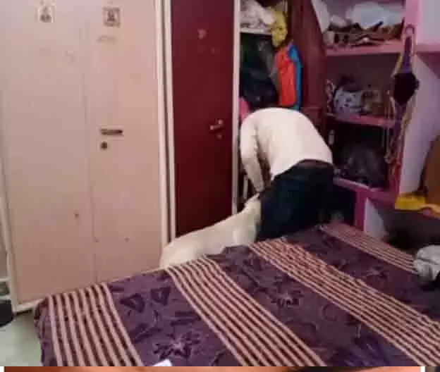 बैडरूम से की लाखों की चोरी, डॉग स्कड टीम ने की जांच