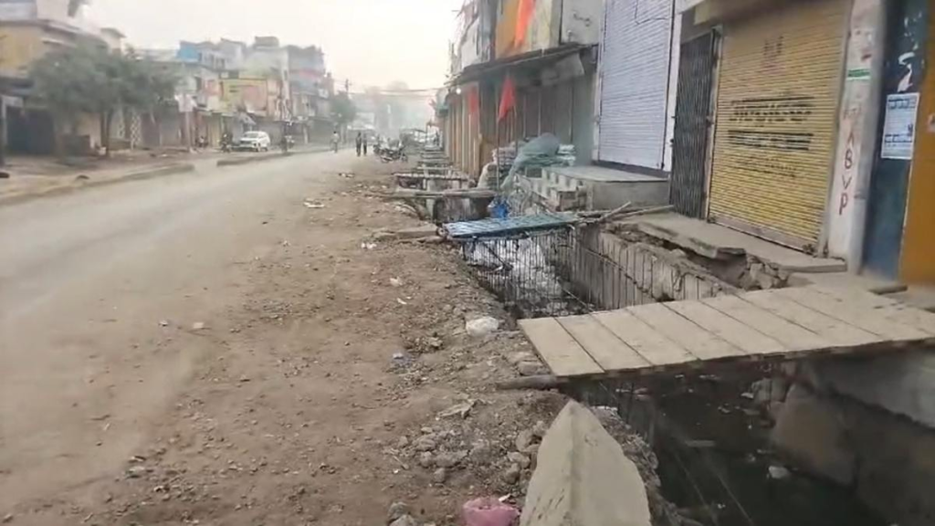 कमीशन तले काम चल रहा है ? व्यापारियों को फायदा पहुंचाने कम कर दी सड़क की चौड़ाई, कॉन्ट्रेक्टर नियमों को दिखा रहा ठेंगा, विधायक ने उठाया ये सवाल…
