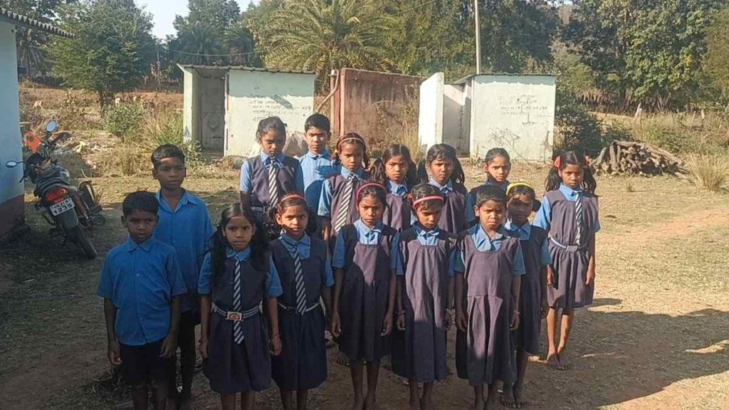 जोखिम में छात्रों की जिंदगी : स्कूल में शौचालय नहीं, शौच के लिए तालाब और जंगल जाना बच्चों की मजबूरी
