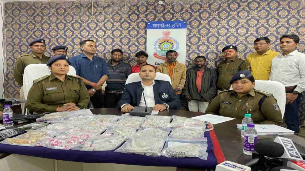 CG में पहली चोरी में ही पकड़े गए MP के शातिर चोर, ज्वेलरी शॉप का लॉक तोड़कर पार किये लाखों के जेवर, ऐसे दिया था वारदात को अंजाम