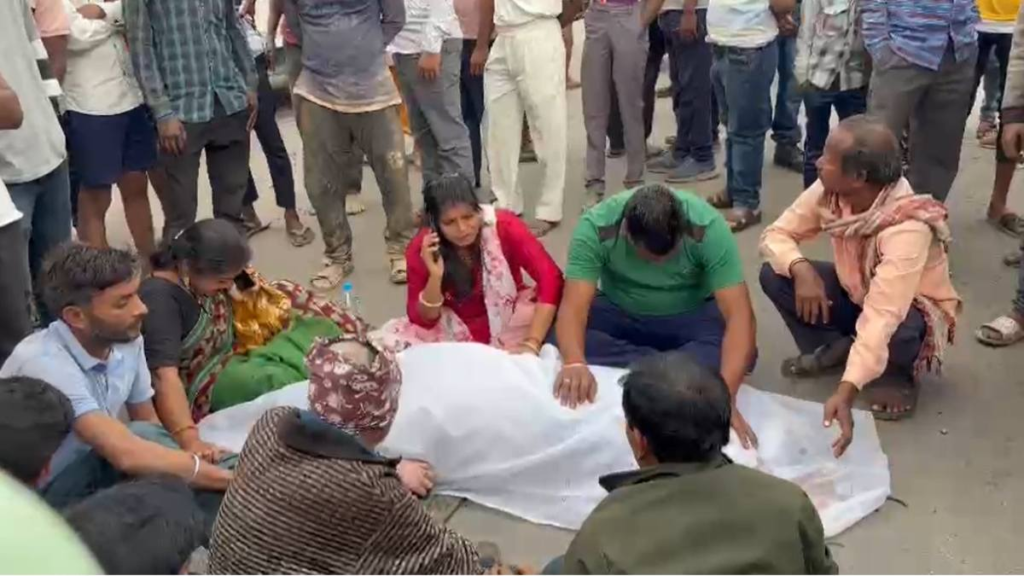 breaking;ट्रेलर ने बाइक सवार दंपती को रौंदा, पत्नी की मौके पर मौत, पति घायल, आक्रोशित लोगों ने किया चक्काजाम