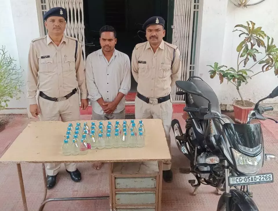 शराब ले जाते प्लेटिना सवार गिरफ्तार