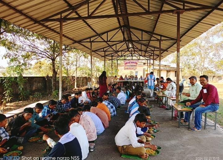 मुख्यमंत्री जी के जन्मदिवस पर हाईस्कूल विजयनगर में न्योता भोजन का आयोजन किया गया