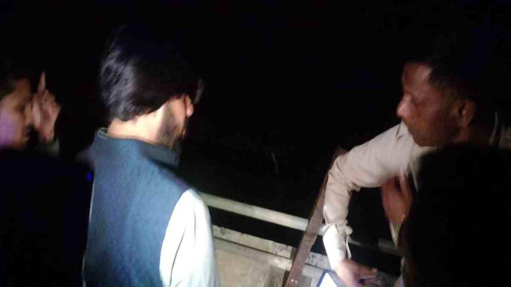 डिवाइडर से टकराकर बाइक सवार की मौत, हादसे में घायल युवक को आरंग काफिला रोककर पहुंचाया अस्पताल